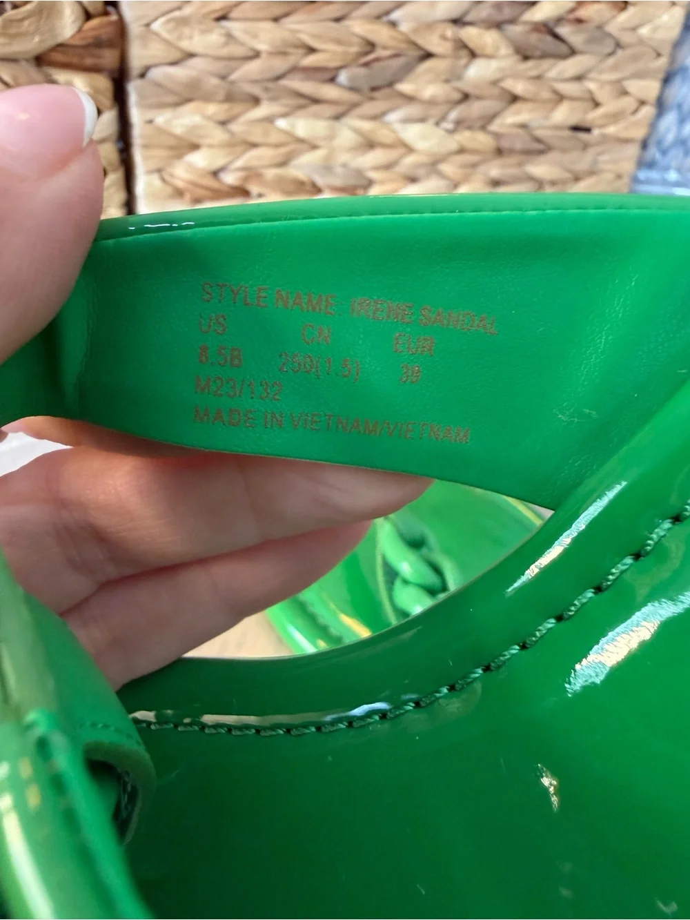 kate spade glossy green chain-detail thong sandals